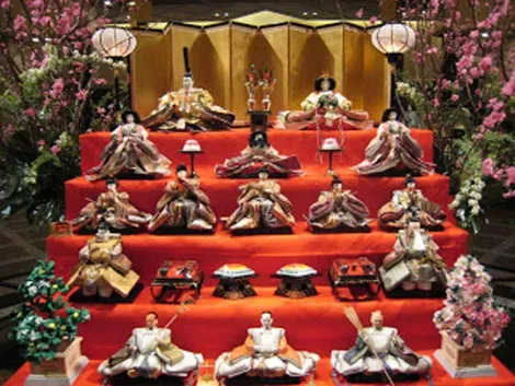 Una colección de los muñecos que se dan durante el hina matsuri.