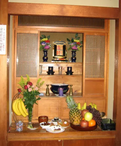 Durante l'obon, ogni famiglia decora l'altare di casa (butsudan) con certe offerte: dell'incenso, dei fiori o dei frutti di stagione a seconda delle regioni.