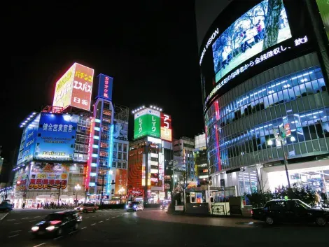 Avec ses néons et sa frénésie, Shinjuku est un quartier qui vit aussi bien le jour que la nuit.