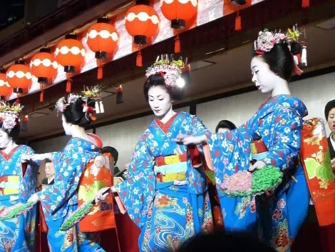 Geishas dansant pour le festival Miyako Odori. 