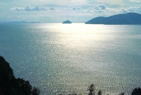 L'isola Chikubushima sul lago Biwa, vista da Hikone.