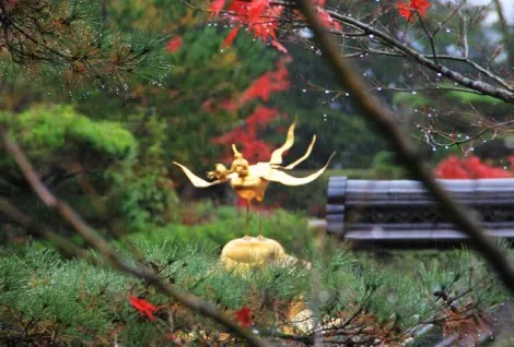 Estatua dorada en el jardín de la Villa Shugaku-in.