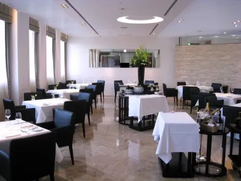 El elegante restaurante Le pont du ciel.