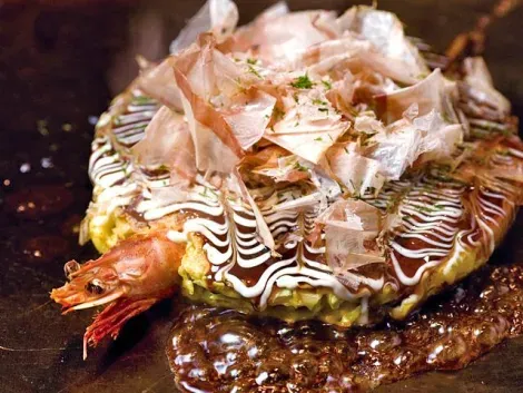 Okonomiyaki a base de camarones.