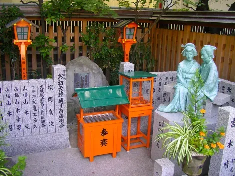 Estatuas del santuario Ohatsu Tenjin.