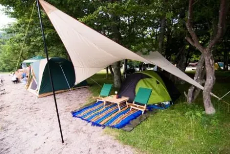 Camper à la plage, c'est possible au Japon.