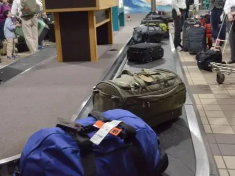 Le tapis à bagages, le moment pour retrouver son sac.