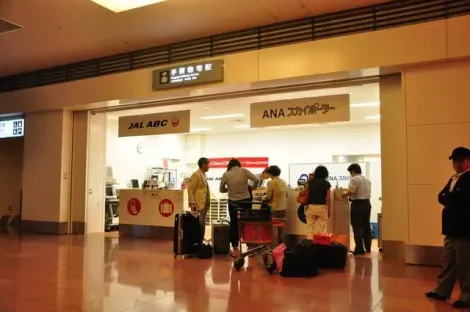 L'enregistrement des bagages aux comptoirs des compagnies aériennes.