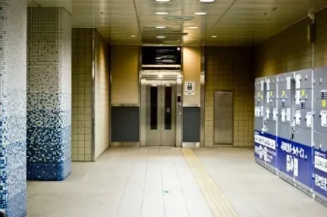 Les gares japonaises ont souvent des casiers, très pratiques pour ne pas s'encombrer de bagages.