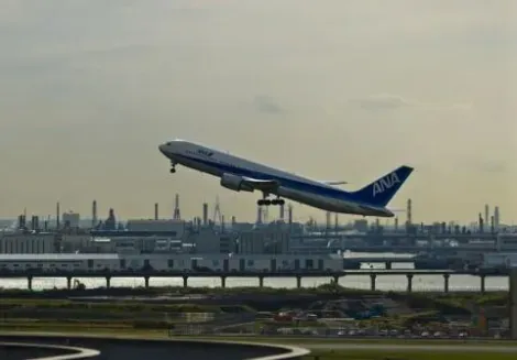 Boeing 777-200 de la aerolínea ANA despegando de una pista del aeropuerto de Haneda.