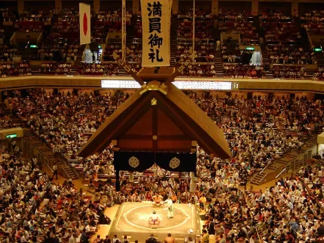 La salle Ryogoku Kokugikan à Sumida (Tokyo) peut accueillir 13 000 personnes.