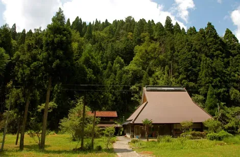 Loin de l'espace urbain, les minka respirent la tranquillité de la campagne du vieux Japon.