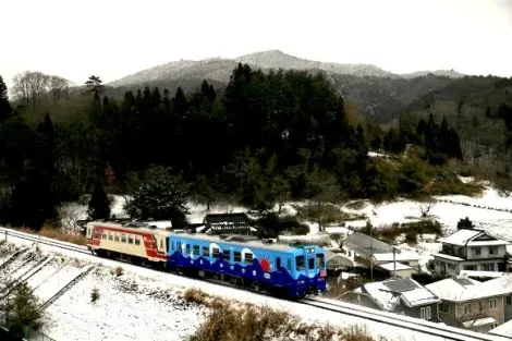 Le train Kotatsu circule dans la région du Tohoku, au nord du Japon