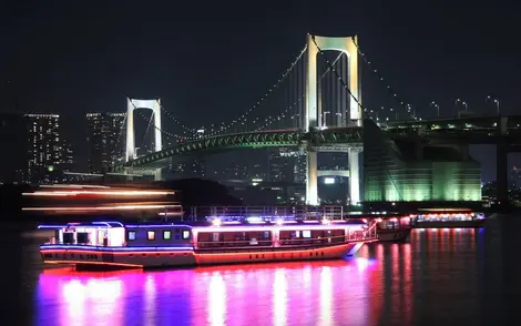 Le luci notturne del Rainbow Bridge a Tokyo.