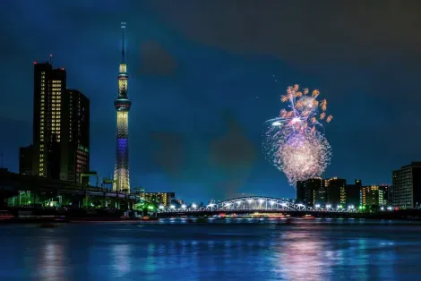 I fuochi d'artificio della Tokyo Bay Fireworks vicino al Tokyo Sky Tree.