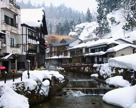 Dans un cadre féerique, les sources chaudes (onsen) sont un plus pour apprécier une expérience japonaise.