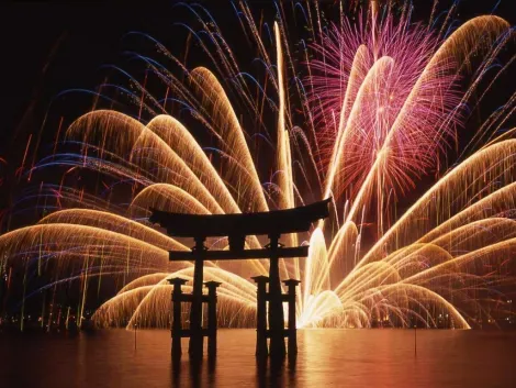 Los fuegos artificiales de Miyajima son famosos por su belleza.