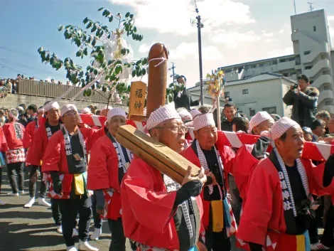 La défilé lors du festival Honen matsuri