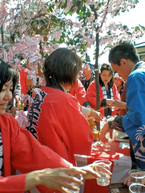 Sake gratis para los participantes del festival. 