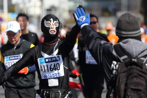 Un participant masqué du marathon de Tokyo témoigne de la bonne ambiance du marathon de Tokyo.