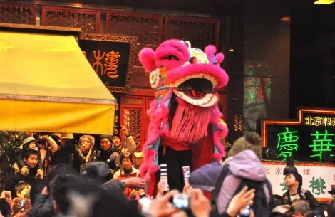 La parata del drago tradizionale per celebrare il nuovo anno.