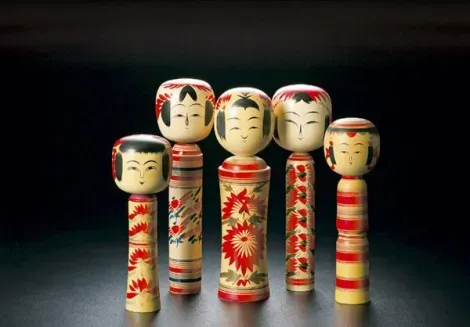 Bambole kokeshi la cui forma ricorda quella di statue di Jizo, protettore dei bambini scomparsi ...