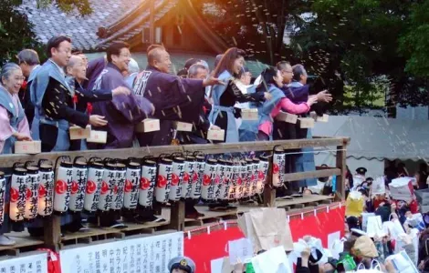 Des personnalités jettent les haricots pour la cérémonie du Setsubun