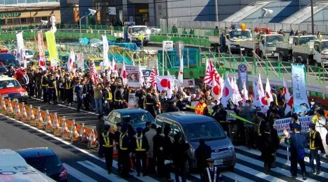 Il giapponese manifesto di destra regolarmente contro il voto di Zainichi in Giappone.