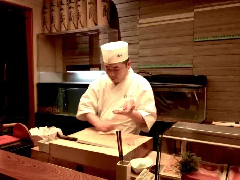 Le sushiyasan (chef sushi) du restaurant Gou, à Fukuoka.
