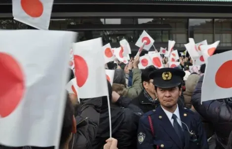 La bandera japonesa izada frente al Palacio Imperial para celebrar el cumpleaños del Emperador.
