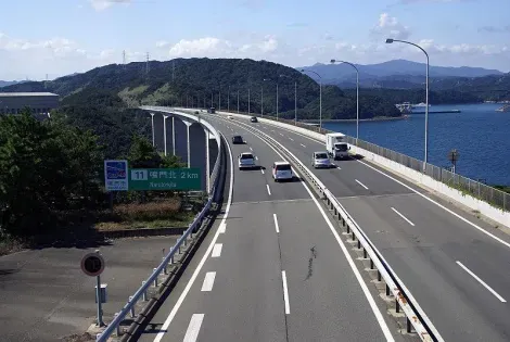 Autopista (高速道路 kōsokudōro) entre Kobe y Naruto