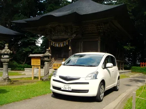 Vehículo aparcado delante de un templo en Dewa-Sanzan (Tōhoku)