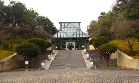 Entrada al Museo Miho, un edificio subterráneo diseñado por Ieoh Ming Pei.
