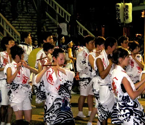 Las flautistas del Awa Odori Matsuri, Tokushima.