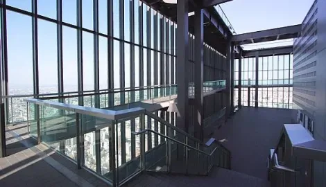 La Sky Street, couloir panoramique qui relie les deux tours de la gare de Nagoya au niveau du 15e étage. 