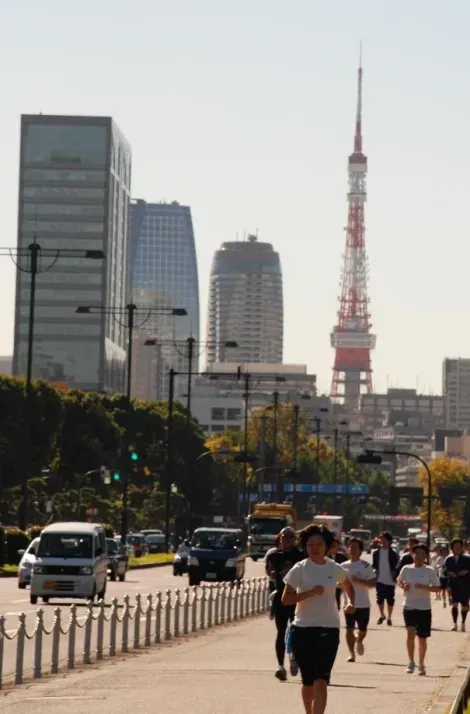 Qualche passo di corsa intorno al Palazzo Imperiale, con la Tokyo Tower come sfondo.