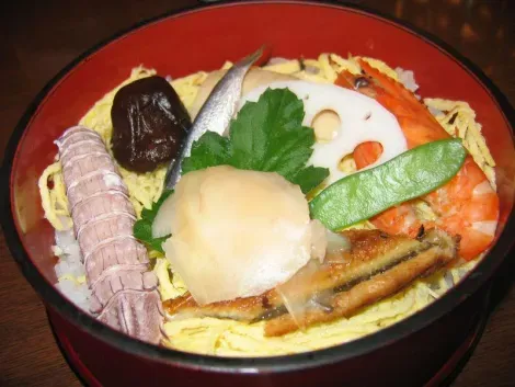 Un bol de chirashizushi, un plat que Nagomi Visit apprend à cuisiner. 