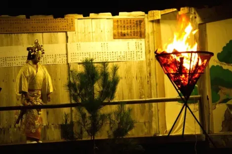 Une représentation de Takigi Noh, à la lueur d'une torche, dans une ambiance magique.