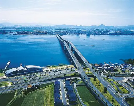 The great Biwahashi connects the banks south of Lake Biwa, the largest lake in Japan.