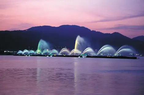 La fontana Biwako Hana Funsui a Otsu, da dove partono i battelli che attraversano lago Biwa.