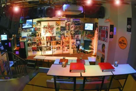 Dans le quartier de Shibuya à Tokyo, le karaoké Smash Hit propose un vaste répertoire de chansons internationales. 