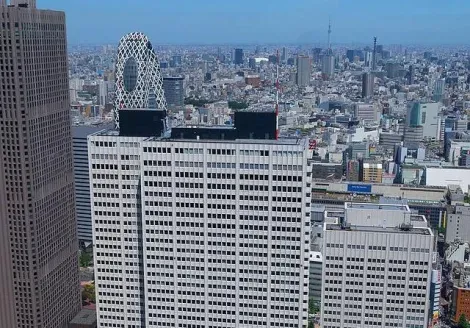 Au 47ème étage du Keio Plaza de Tokyo se trouve un karaoké avec vue panoramique sur le quartier de Shinjuku et Tokyo. 