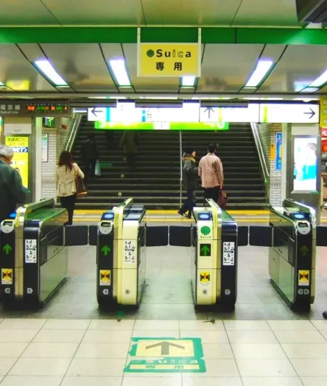 Dans les gares ferroviaires tokyoïtes, il suffit de passer la Suica sur les bornes pour que le montant soit débité. 
