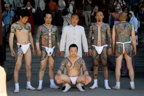 Il Sanja Matsuri è una delle rare occasioni in cui gli yakuza mostrano pubblicamente i loro tatuaggi.