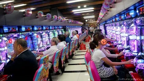 Maruhan Pachinko in Shibuya (Tokyo), the aisles are filled with more miles pachinko