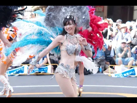 Durante le sfilate di Asakusa Samba Festival, Asakusa si trasforma in Carnevale di Rio.