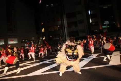 Les joueurs de tambour et les danceurs défilent régulièrement pendant l'Ueno Natsu Matsuri.