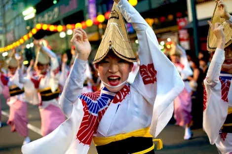 Une danseuse du festival Awa Odori (Tokushima), coiffée du chapeau traditionnel amigasa.