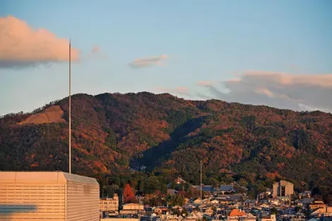Le mont Daimonji depuis la ville de Kyoto. Sur le côté gauche, on aperçoit le symbole du feu qui s'embrase pour le festival Daimon-ji Gozan Okuribi.