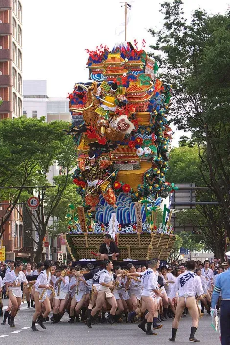 Les yamakasa du Hakata Gion Yamakasa Festival à Fukuoka peuvent atteindre 10 mètres de haut.